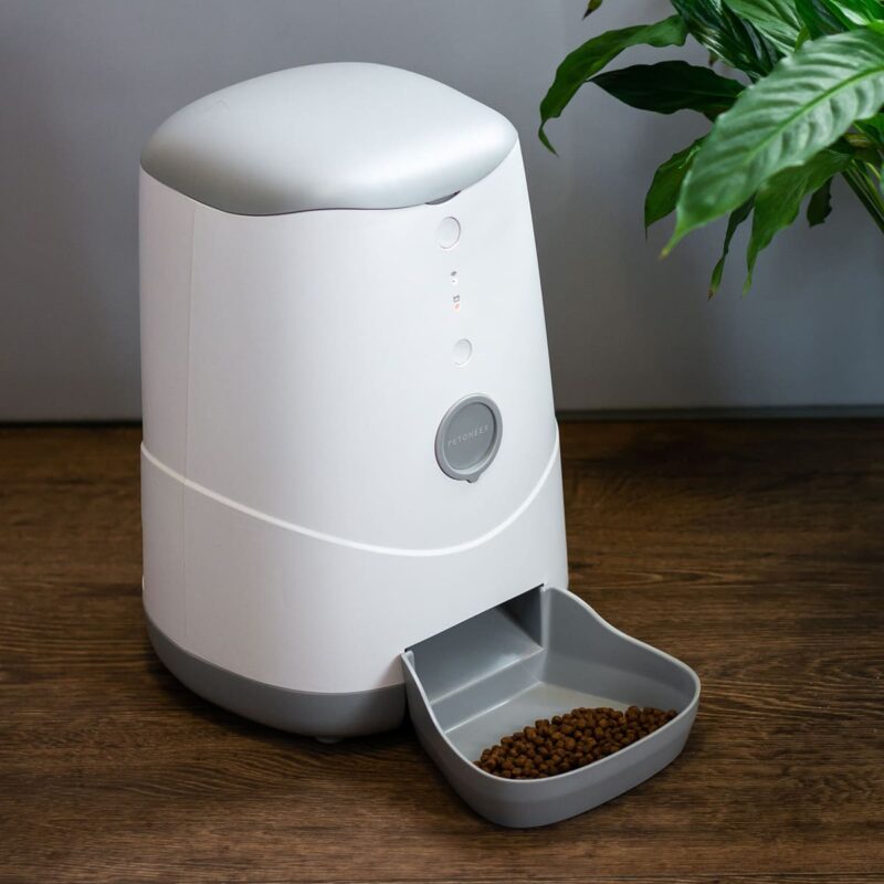 avtokormushka-dlya-sobak-s-wi-fi-petoneer-nutri-feeder-v-interere