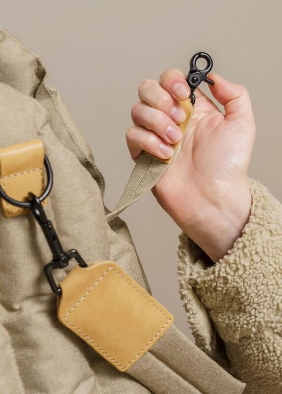 avtokreslo-dlya-sobak-huntingpony-bezhevoe-kreplenie-krupno