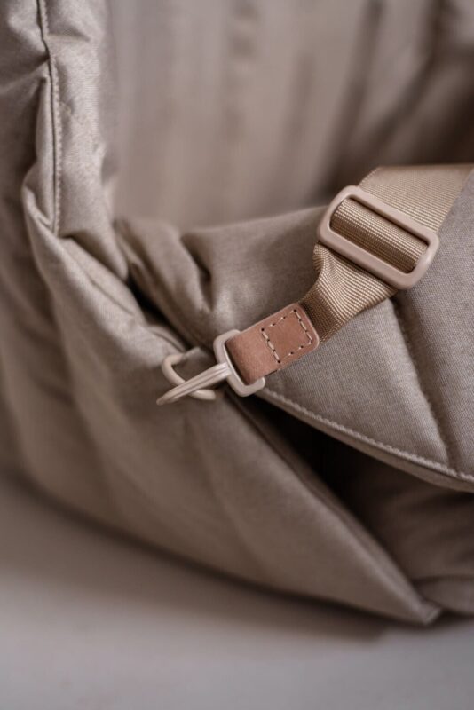 avtokreslo-dlya-sobak-huntingpony-bezhevoe-kreplenie-v-mashine