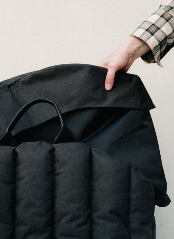 avtokreslo-dlya-sobak-huntingpony-chernoe-krupno