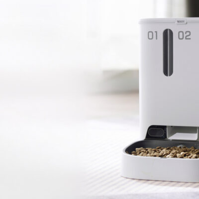 avtomaticheskaya-kormushka-c-videokameroj-fresh-element-ydh-v-interere