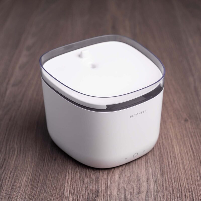 avtomaticheskaya-poilka-dlya-sobak-c-wi-fi-petoneer-fresco-mini-pro-interer