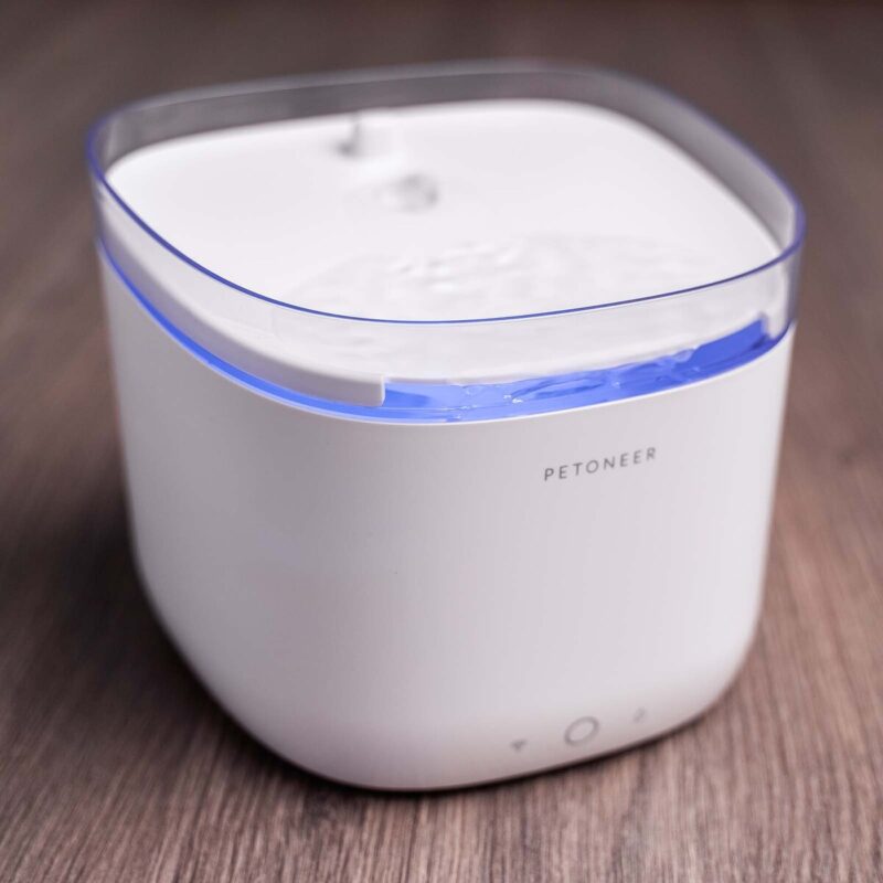 avtomaticheskaya-poilka-dlya-sobak-c-wi-fi-petoneer-fresco-mini-pro-svet