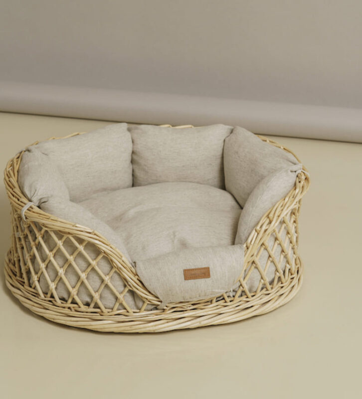 lezhanka-dlya-sobak-iz-lozy-huntingpony-na-balkone