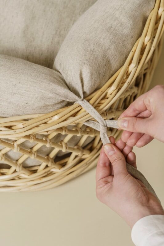 lezhanka-dlya-sobak-iz-lozy-huntingpony-na-balkone-detali