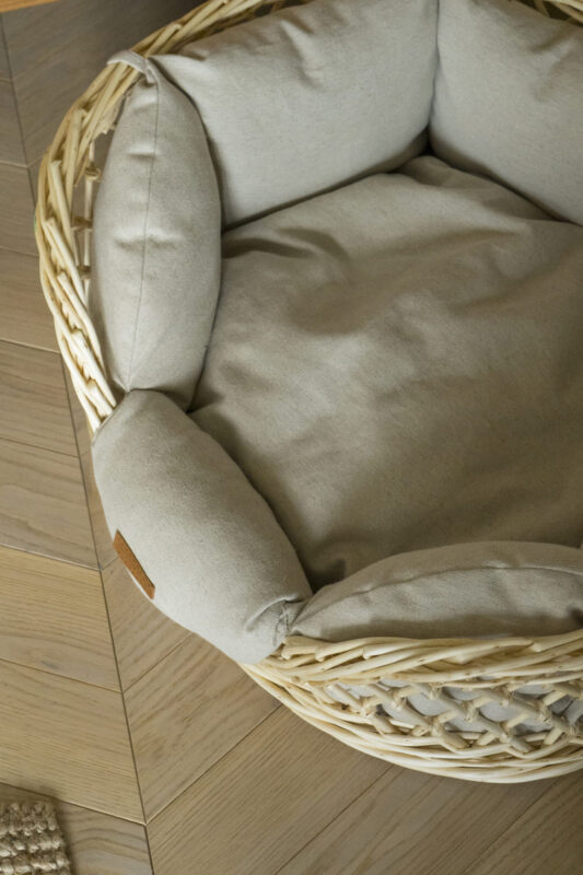 lezhanka-dlya-sobak-iz-lozy-huntingpony-na-balkone-v-interere