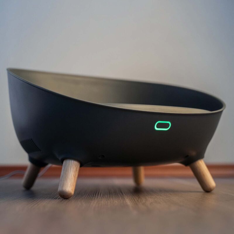 umnaya-lezhanka-c-wi-fi-petoneer-cozy-sofa-v-interere