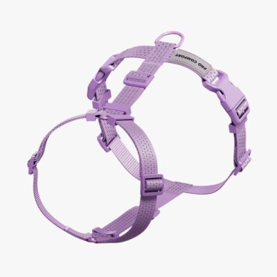 Анатомическая шлейка для собак фиолетовая на белом фоне, с мягким покрытием и светоотражающими деталями, вид сбоку, спереди и сверху. Удобная и стильная шлейка для прогулок и путешествий.