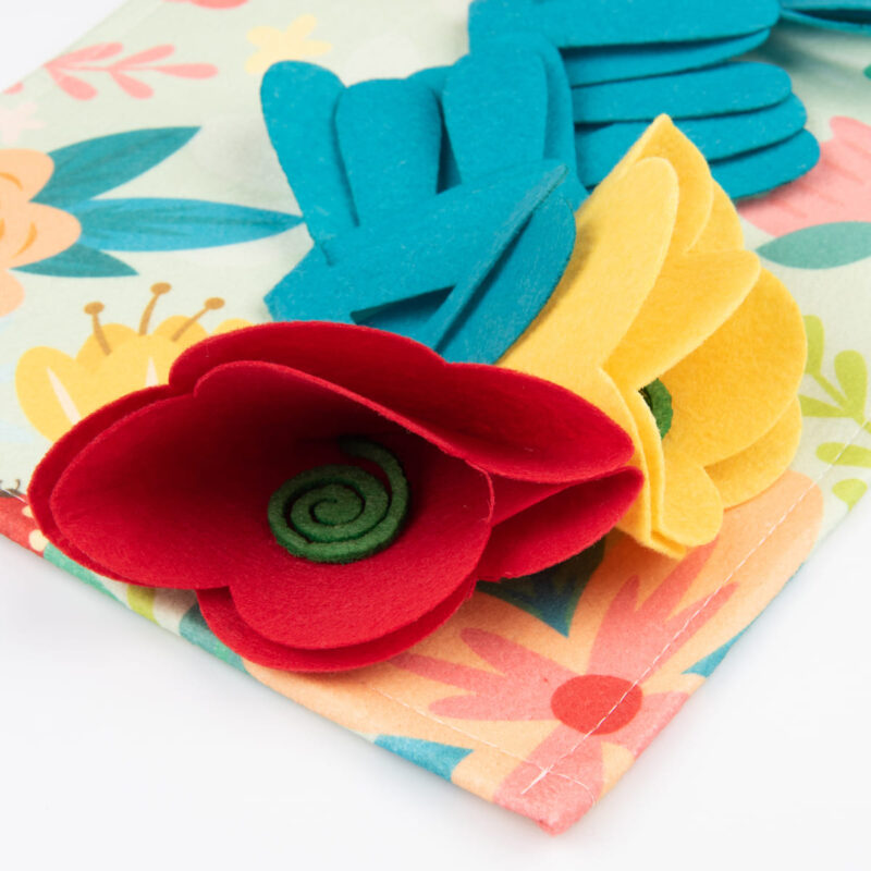 nyuhatelnyj-kovrik-dlya-sobak-mr-kranch-cvetochnyj-lug-srednij-detali