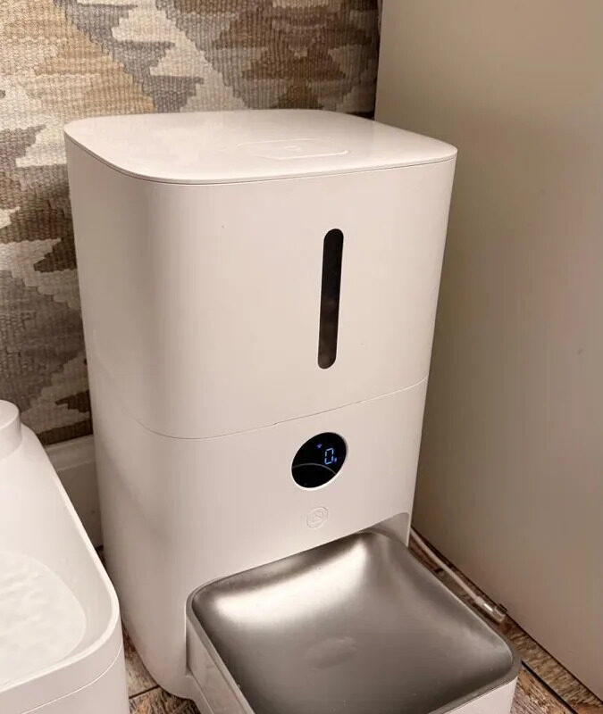umnaya-avtokormushka-dlya-sobak-xiaomi-smart-pet-food-feeder-2-interer