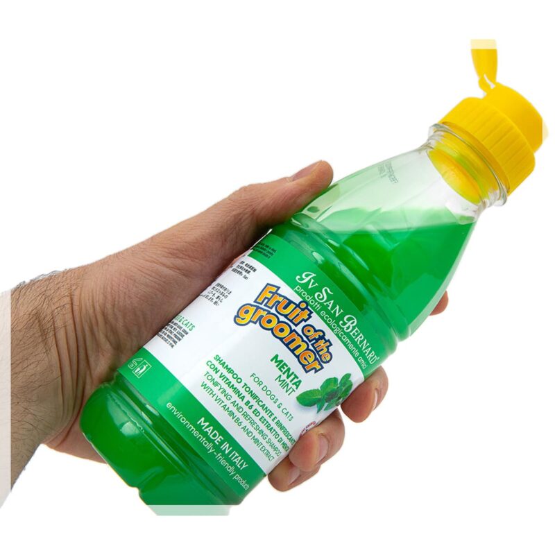 shampun-dlya-lyubogo-tipa-shersti-sobak-s-vitaminom-b6-iv-san-bernard-fruit-of-the-groomer-mint-v-rukah