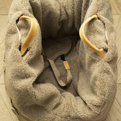 chekhol-dlya-avtokresla-huntingpony-2-0-korichnevyj-detali-krupno