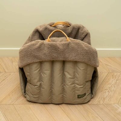 chekhol-dlya-avtokresla-huntingpony-2-0-korichnevyj-detali-krupno-interer