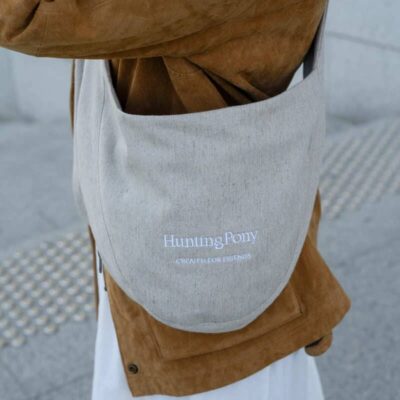 sumka-sling-dlya-sobak-huntingpony-poni-kenguroni-len-krupno-interer